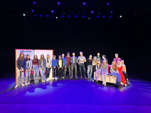 Leerlingen Merletcollege bieden Huis van Cuijk theaterstoel aan