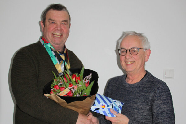 De kampioen links, met rechts de trotse voorzitter