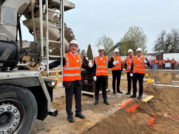 Rick DeLuca, president Global MSD Animal Health, Darcio Santos, site lead MSD Animal Health Boxmeer; Frank van Vugt, quality director Boxmeer; Aernout Zwinkels, project lead bouw Kwaliteits lab; Marty Kuhn, global manufacturing MSD Animal Health.