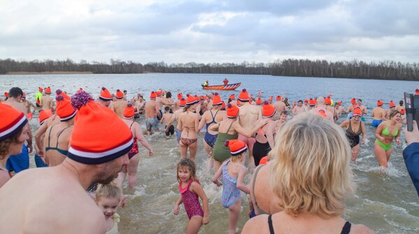 Woensdag 1 januari 2025 opnieuw Unox Nieuwjaarsduik in Mill