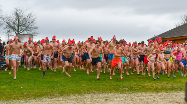 Opnieuw record aantal duikers bij Unox Nieuwjaarsduik in de Kuilen in Langenboom