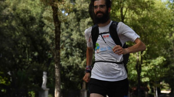 ‘Geluksbrenger’ verbeeldt hardlooptocht van 72 marathons in theaterstuk