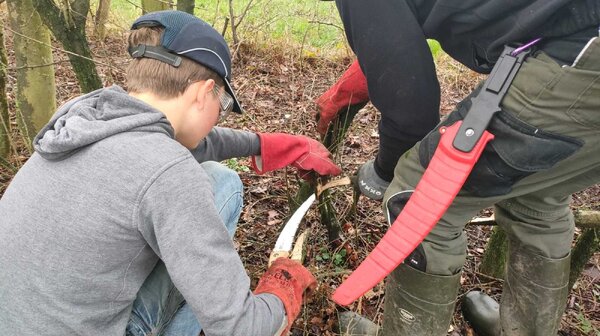 Eerste ouder-kind workshop Maasheggenvlechten, met Govert Sweep