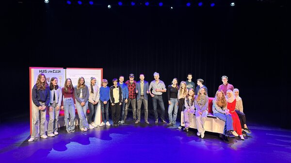 Leerlingen Merletcollege bieden Huis van Cuijk theaterstoel aan