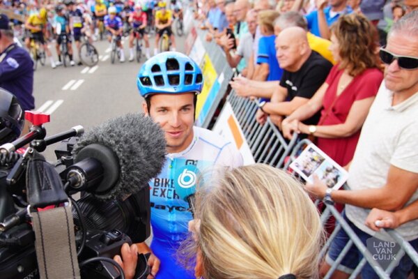 Etappewinnaar Dylan Groenewegen aan de start in Boxmeer